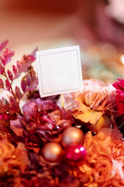 Gerberas ve güllerin çiçek aranjmanı. Kartpostaldaki metin için renk boşluğu.