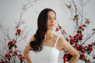 Beyaz pantolonlu, modaya uygun bir gelin. Kırmızı noktalı kemer seremonisi. Düğün kış mevsiminde.