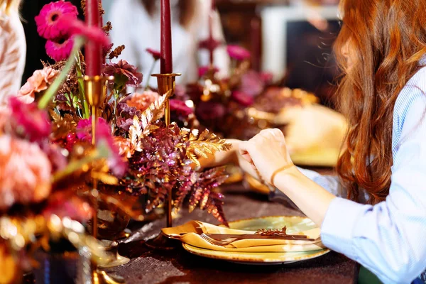 Jantar Casamento Natal Mesa Servida Folhas Brilhantes Tinta Dourada Flores — Fotografia de Stock