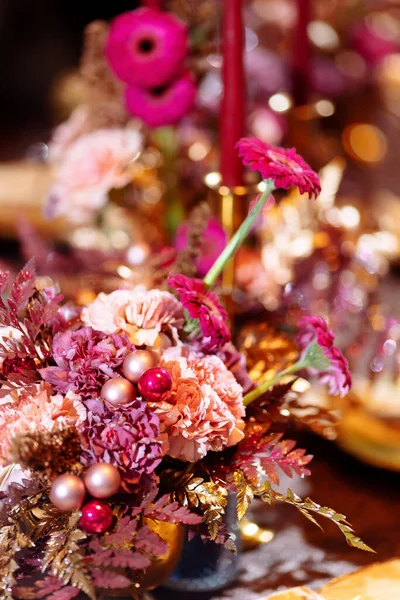 Blumengesteck Auf Dem Tisch Mit Rosa Gerbera Und Bemalten Blättern — Stockfoto