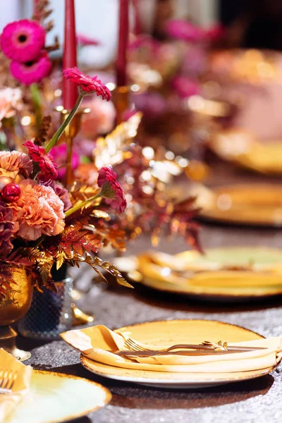 Elegante Juego Mesa Con Vasos Decorados Oro Velas Encendidas Flores —  Fotos de Stock