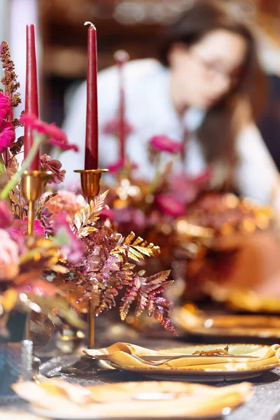 Mesa Cena Boda Navideña Hojas Brillantes Pintura Dorada Flores Rosas —  Fotos de Stock