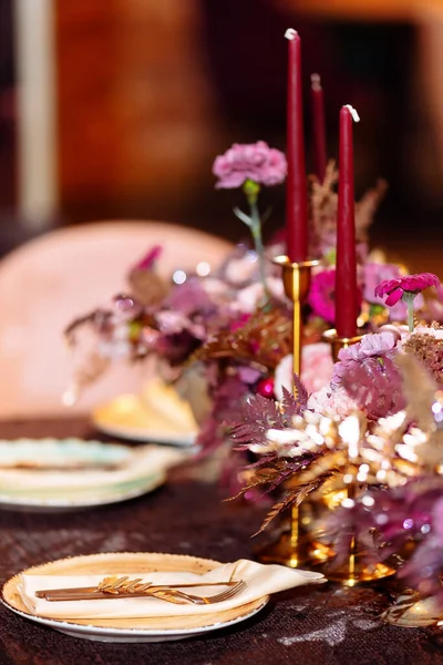 Elegantes Tischset Mit Goldenen Gläsern Brennenden Kerzen Und Rosenblumen Ausgewählter — Stockfoto