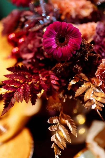Bloemstuk Tafel Met Roze Gerbera Geschilderd Bladeren Gouden Kleur Geselecteerde — Stockfoto