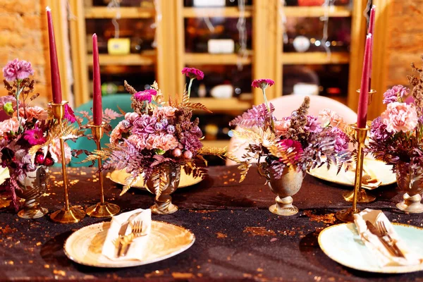 Jantar Casamento Natal Mesa Servida Folhas Brilhantes Tinta Dourada Flores — Fotografia de Stock