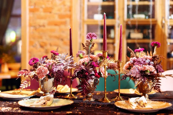 Arranjo Flores Mesa Com Gerbera Rosa Folhas Pintadas Cor Ouro — Fotografia de Stock