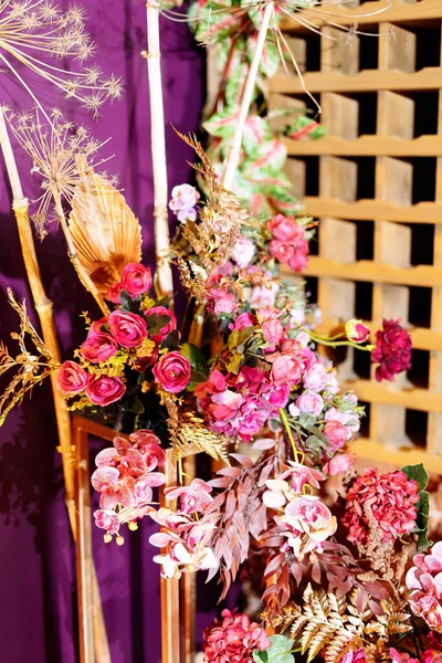 Bloemen Arrangement Achtergrond Van Een Paarse Muur Met Kaarsen — Stockfoto