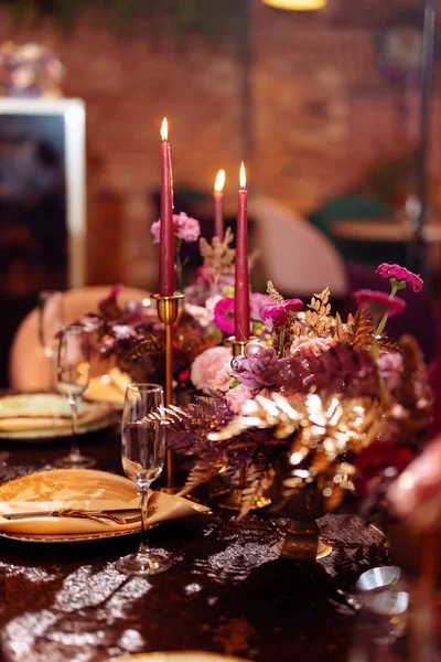 Arreglo Flores Mesa Con Gerberas Rosadas Hojas Pintadas Color Oro —  Fotos de Stock
