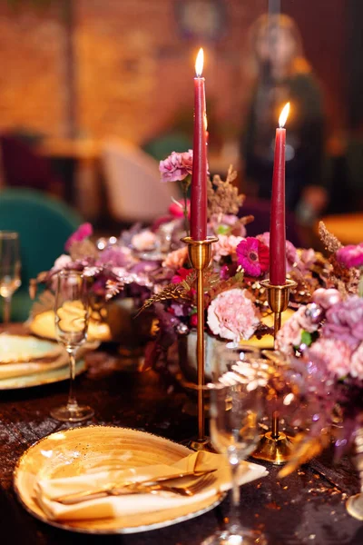 Tafel Geserveerd Voor Kerstdiner Feestelijke Setting Met Decoraties Brandende Kaarsen — Stockfoto