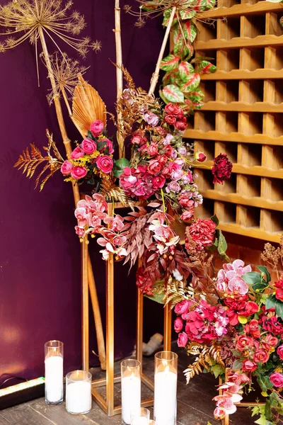 Bloemen Arrangement Achtergrond Van Een Paarse Muur Met Kaarsen — Stockfoto