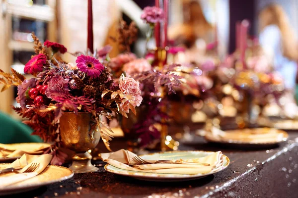 Elegante Juego Mesa Con Vasos Decorados Oro Velas Encendidas Flores —  Fotos de Stock