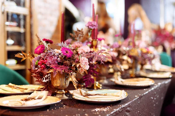 Mesa Servida Para Cena Navidad Ambiente Festivo Con Decoraciones Velas —  Fotos de Stock