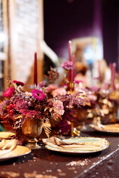 Hermosa Mesa Para Navidad Fondo Borroso Enfoque Seleccionado —  Fotos de Stock