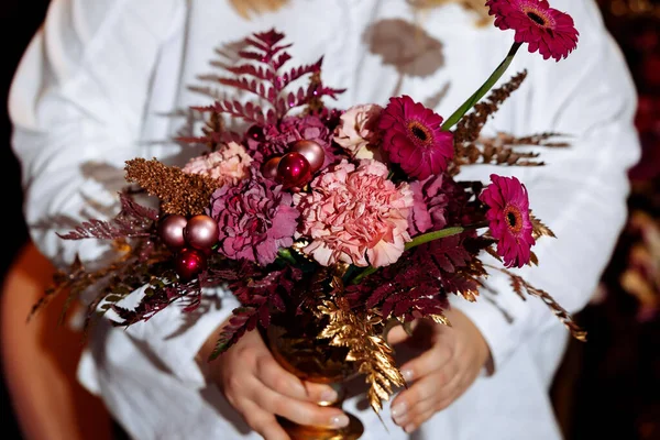 Florista Mujer Tiene Arreglo Floral Gerberas Rosadas Claveles Blancos Sus —  Fotos de Stock