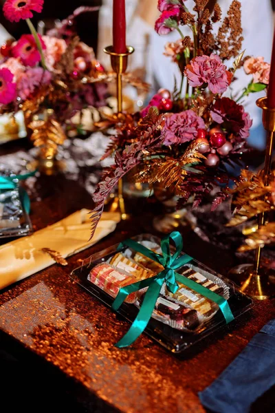 Dulces Postres Una Caja Plástico Sobre Una Mesa Bodas Decorada —  Fotos de Stock