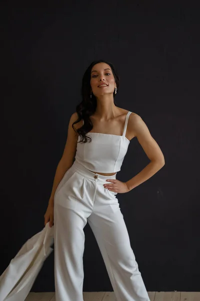 Ritratto Moda Giovane Donna Tenuta Pantalone Bianco Tendenze Concetto Matrimonio — Foto Stock