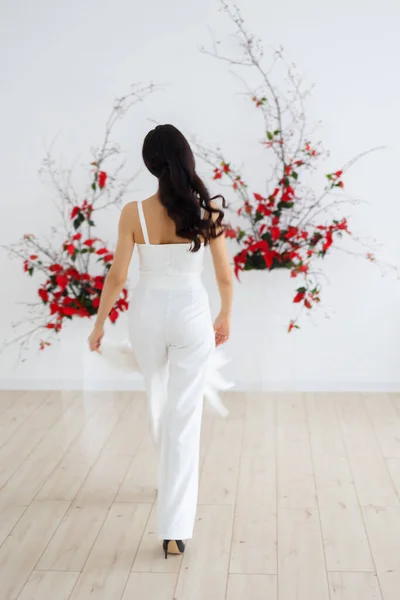 Joyeux Mariée Mode Dans Pantalon Blanc Costume Arc Cérémonie Poinsettia — Photo