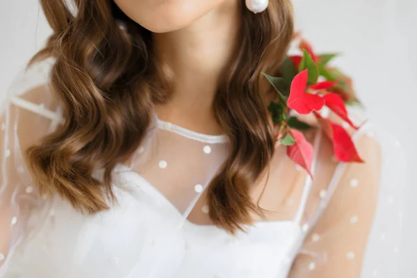 Bella Giovane Sposa Possesso Fiore Rosso Poinsettia Tra Mani Rosso — Foto Stock