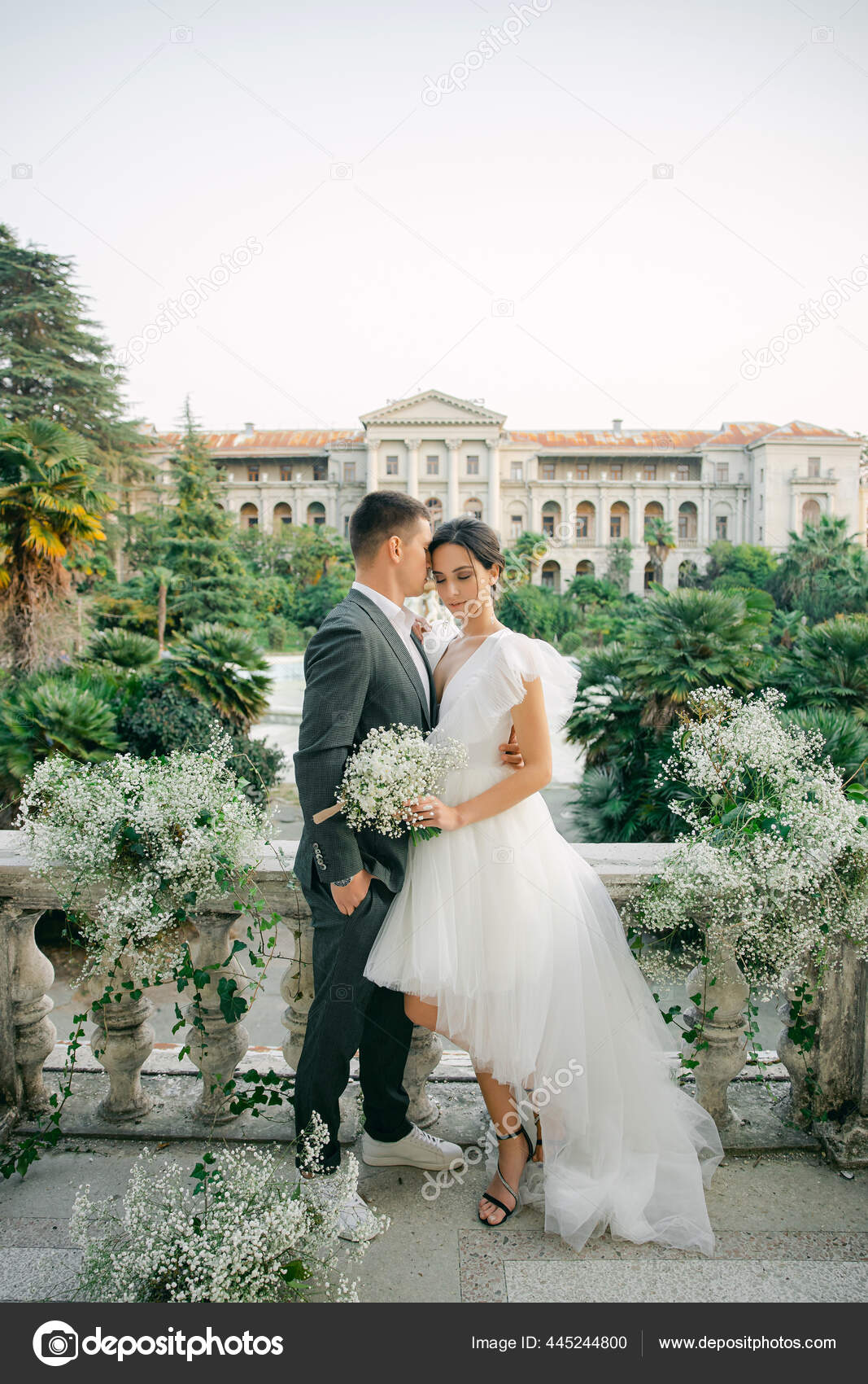 Ceremonia Moderna Estilo Europeo Hermosa Pareja Boda Fondo Fuente Parque —  Foto de stock #445244800 © neznaev, image size:1067x1700