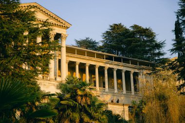 SOCHI, RUSSIA NOVEMBER 16, 2019: Günbatımında tropik ormanın ortasında Ordzhonikidze 'den sonra terk edilmiş sanatoryum. Binanın görüntüsü batan güneşin ışınlarında.