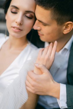 İnanılmaz gülümseyen bir düğün çifti. Güzel gelin ve şık damat..