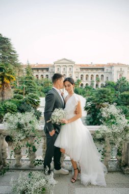 Avrupa tarzında modern bir tören. Fıskiyenin ve tropikal parkın arka planında güzel bir çift var..