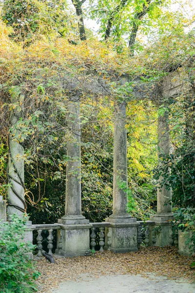 一个被忽视的热带花园 有大理石石柱和栅栏 这些柱子长满了藤蔓 — 图库照片