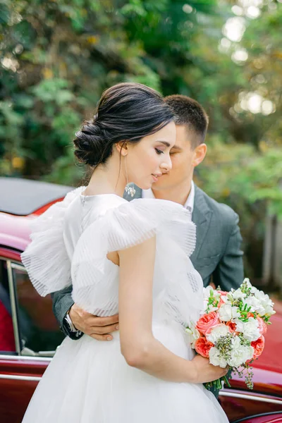 Cerimônia Moderna Estilo Europeu Casal Bonito Fundo Jardim Tropical Carro — Fotografia de Stock