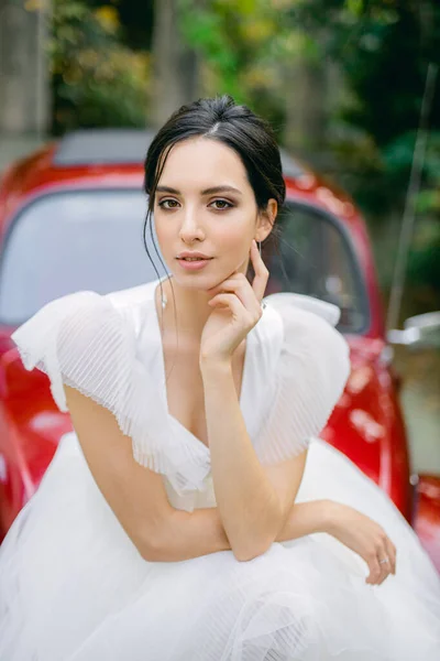 Ritratto Splendida Sposa Posa Auto Rossa Retrò Indossando Adorabile Abito — Foto Stock