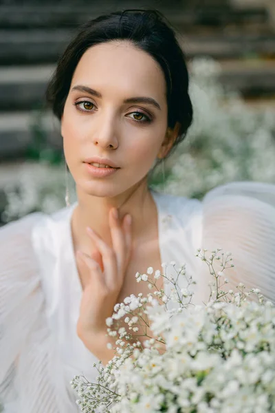 Sposa Elegante Con Mazzo Fiori Posa Sulle Scale Decorate Con — Foto Stock