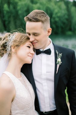 Avrupa tarzında modern bir tören. Ormanın arka planında güzel bir düğün çifti.