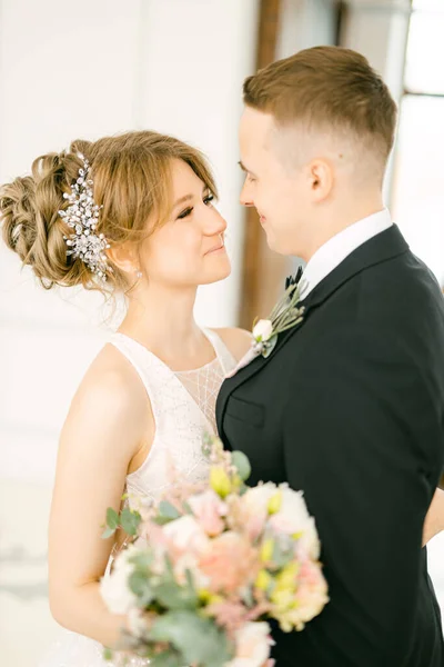 Bräutigam Smoking Und Braut Weißen Kleid Stehen Vor Der Trauung — Stockfoto