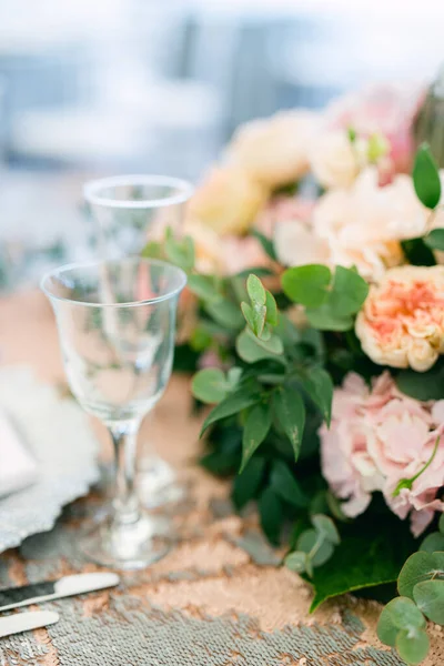 Stůl Prostřený Zdobený Růžemi Pro Nevěstu Ženicha Restauraci Krásné Skleněné — Stock fotografie