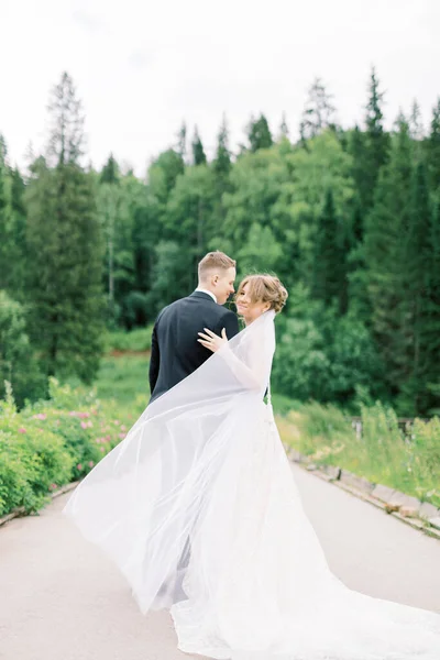 Magnifique Mariée Marié Amuser Dans Nature — Photo