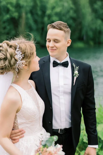 Portrait Une Belle Mariée Marié Dans Lac Forestier — Photo