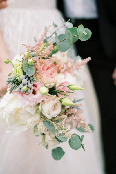 Bouquet Sposa Peonia Rosa Rosa Eucalipto Nelle Mani Della Sposa — Foto Stock