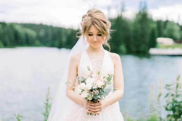 Belle Mariée Face Lac Forestier Avec Des Fleurs Décor Bouquet — Photo