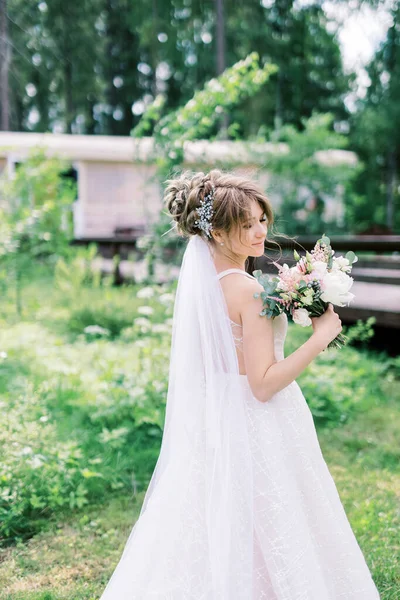 Mariée Avec Bouquet Fleurs Dresse Sur Fond Nature Cérémonie Mariage — Photo