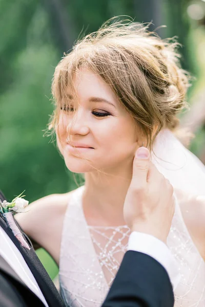 Émotions Tendresse Jeune Mariée Les Mains Homme Embrassent Une Jeune — Photo