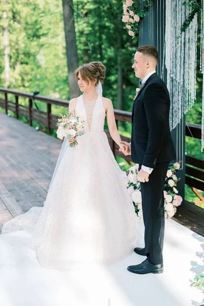 Les Jeunes Mariés Mode Tiennent Arc Mariage Mariée Robe Mariée — Photo