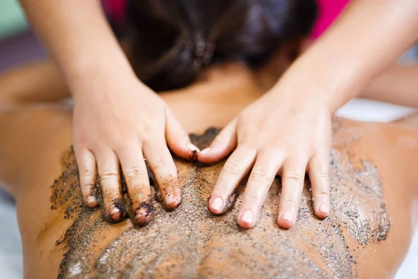 Beautiful Woman Spa Salon Getting Spa Therapy Coffee Scrub Procedure — Stock Photo, Image