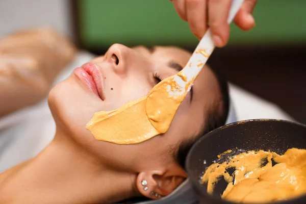 Prosedur Untuk Perawatan Kulit Dokter Kantor Kosmetologi Menerapkan Kuning Emas — Stok Foto