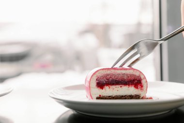 Sağlıklı bir kremalı pasta. Katman görünümü ve çatal kesme işlemi.