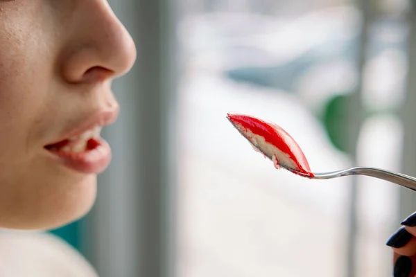 Європейка Їсть Шматок Торта Червоною Музою Підйом Закривається Посмішка Апетит — стокове фото