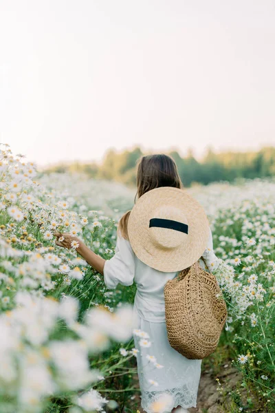 Bella Ragazza Bruna Abito Bianco Con Borsa Paglia Cappello Cammina — Foto Stock