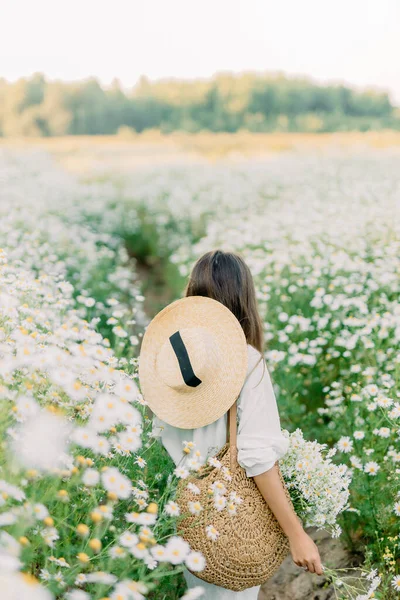 Bella Ragazza Con Mazzo Margherite Grandi Vista Posteriore Estate Tranquilla — Foto Stock