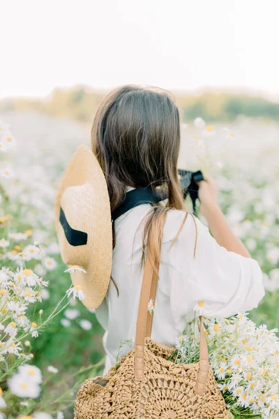 Bella Ragazza Con Margherite Camomilla Bouquet Vista Posteriore Estate Tranquilla — Foto Stock