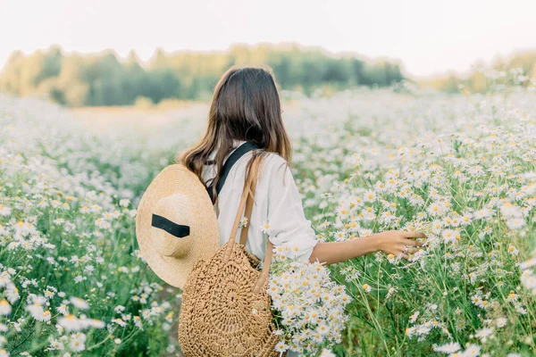 Bella Ragazza Bruna Abito Bianco Con Borsa Paglia Cappello Cammina — Foto Stock