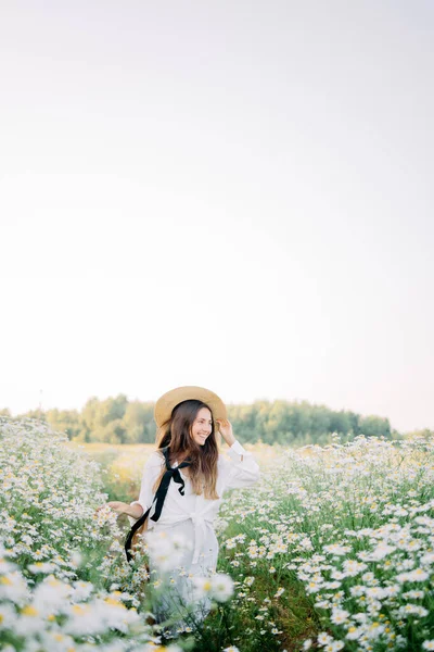 Ritratto Bella Ragazza Bruna Abito Bianco Con Borsa Paglia Cappello — Foto Stock