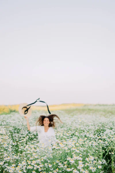 Bella Giovane Donna Bruna Con Cappello Vestito Bianco Sta Godendo — Foto Stock